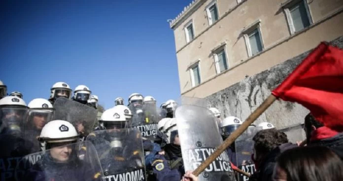 Σύνταγμα: Ντου από διαδηλωτές στα ΜΑΤ- Μάχες σώμα με σώμα